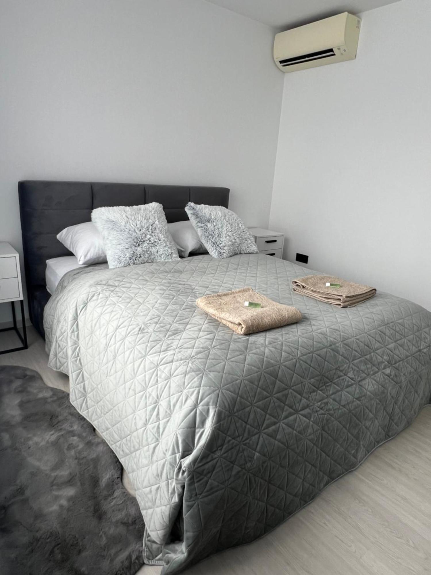 Skau Piano Family & Business Apartment Free Parking Bratislava Extérieur photo